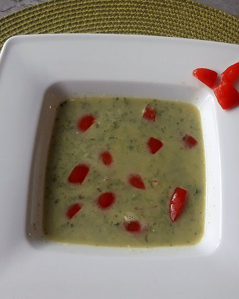 Bärlauchsuppe mit Tomaten und Frischkäse