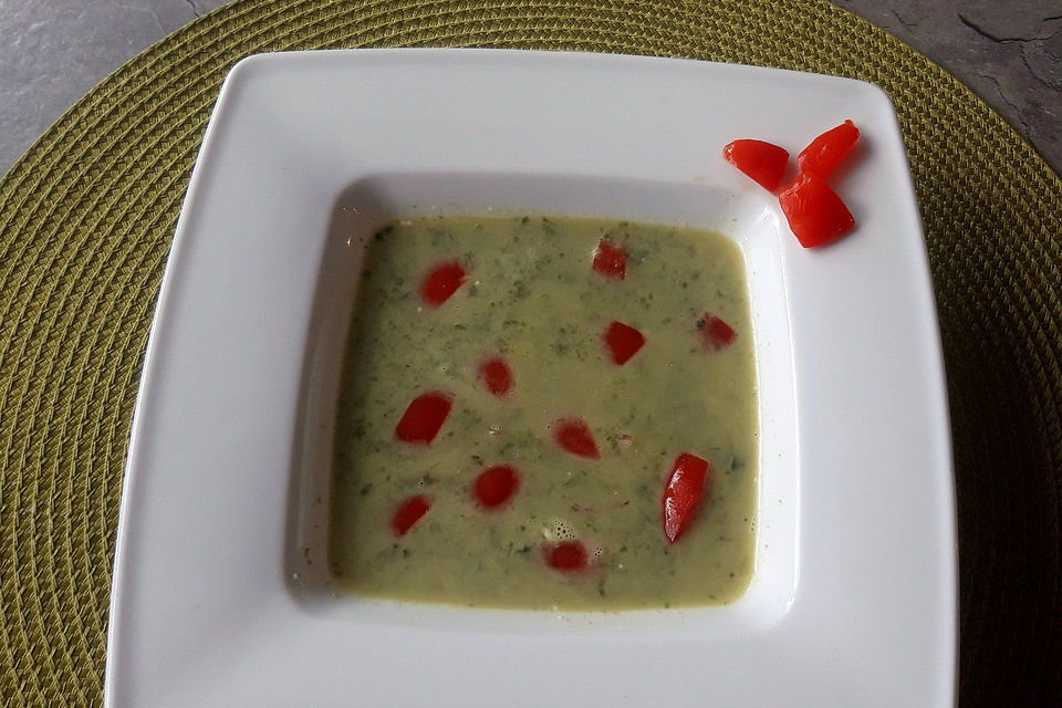 Bärlauchsuppe mit Tomaten und Frischkäse