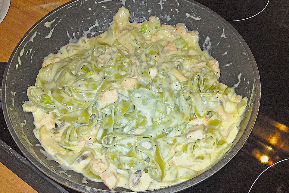 Spinatnudeln mit Champignons und Lachs