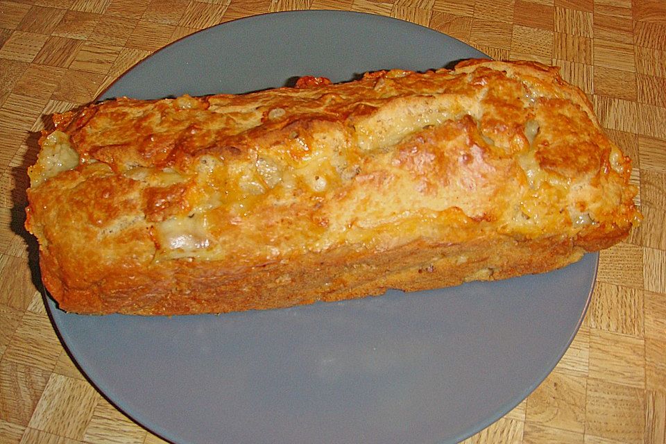 Pikanter Kuchen mit Walnüssen und Käse