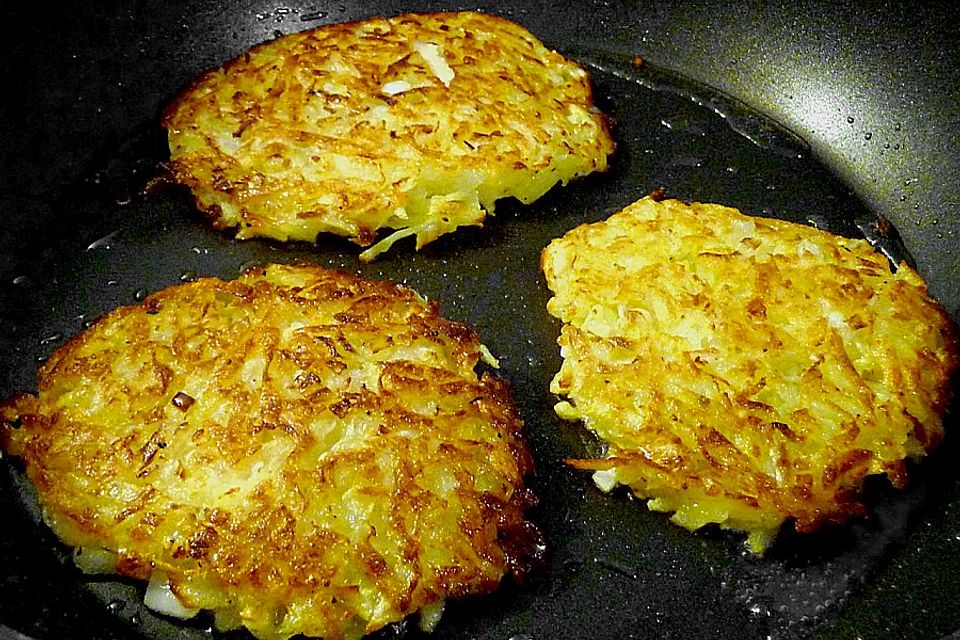 Knusprige Kartoffelpuffer mit Fenchel, Räucherlachs oder Kräuterquark