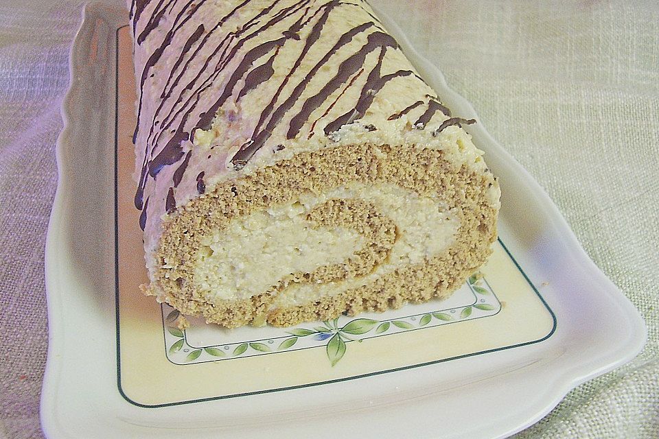 Cappuccino - Biskuitroulade mit Walnusssahne