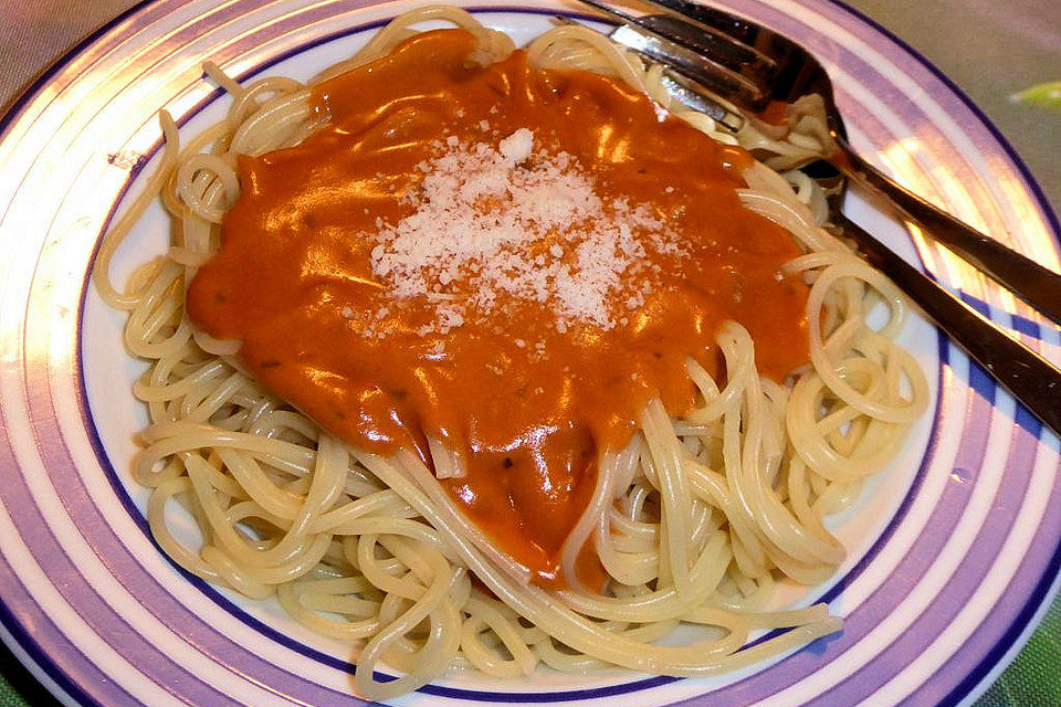 Arme Leute Nudeln mit Tomatensauce à la Oma