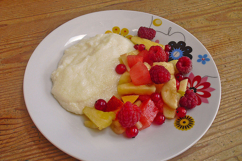 Grießbrei mit Früchten