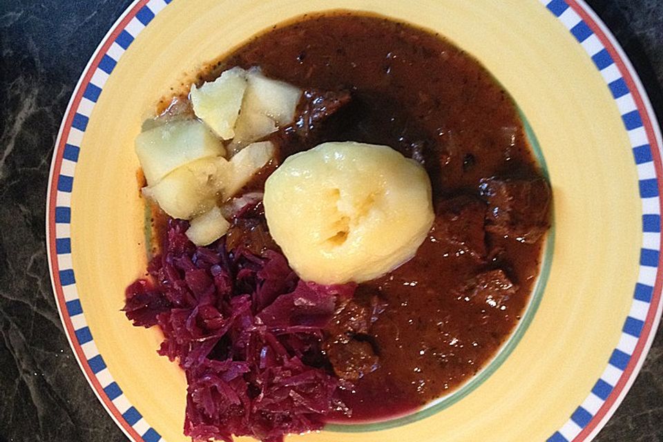 Rindergulasch mit Rotwein und Zwiebeln