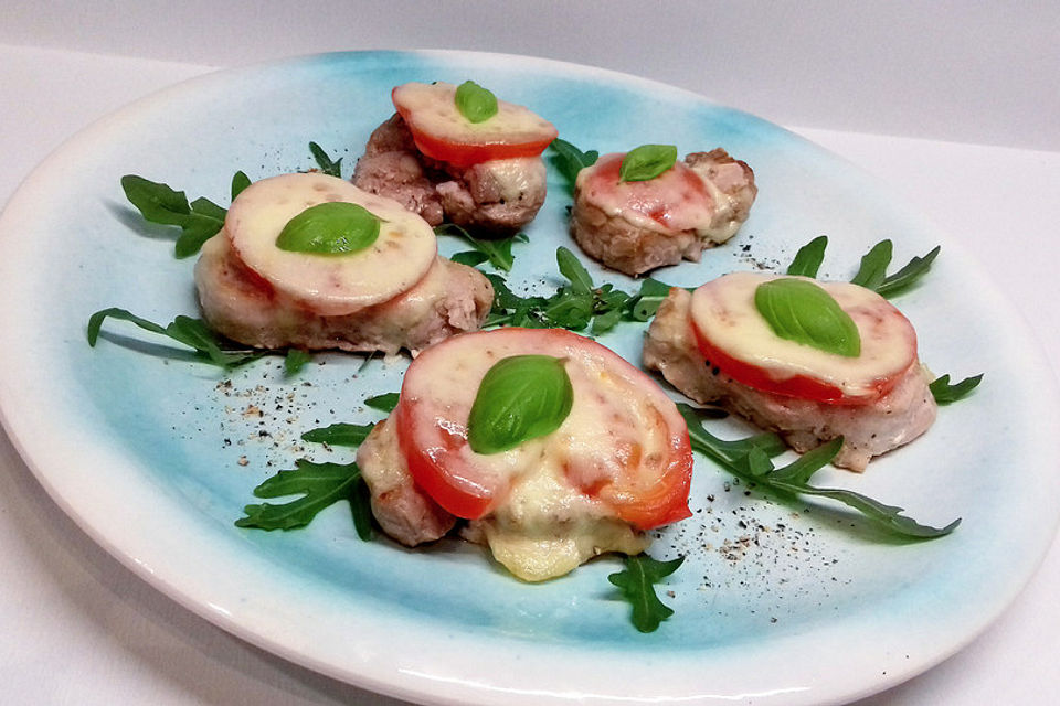 Schweinefilet mit Tomaten und Mozzarella überbacken