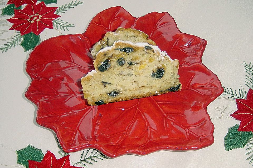 Mandelstollen mit getrockneten Aprikosen und Pflaumen