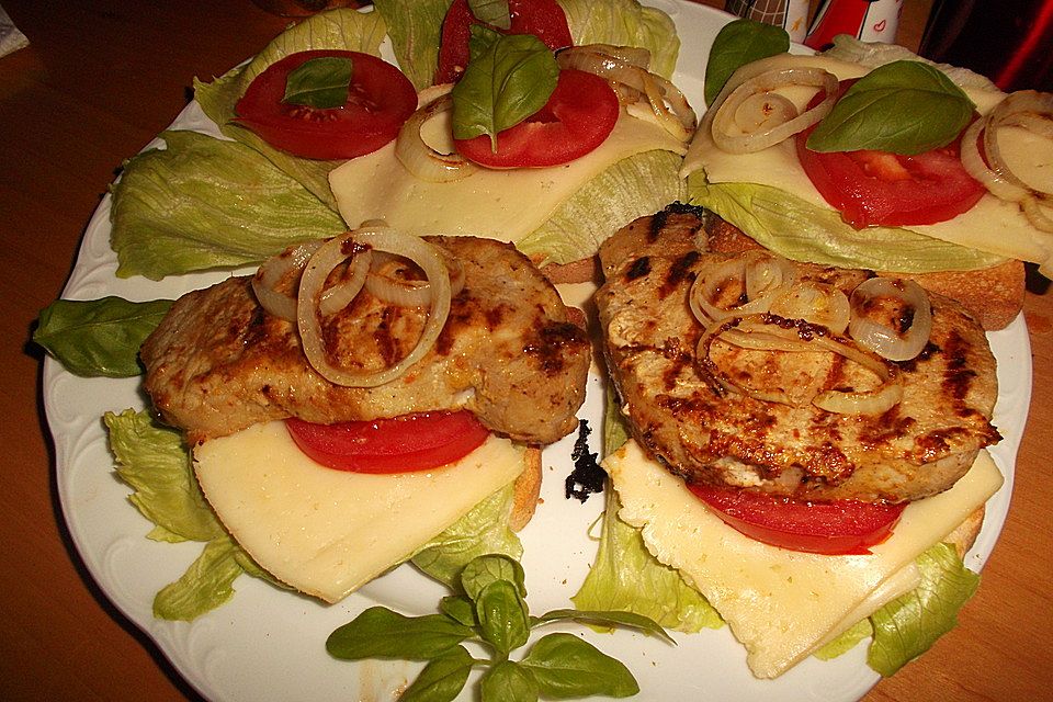 Camouflages überbackenes Steak auf Toast