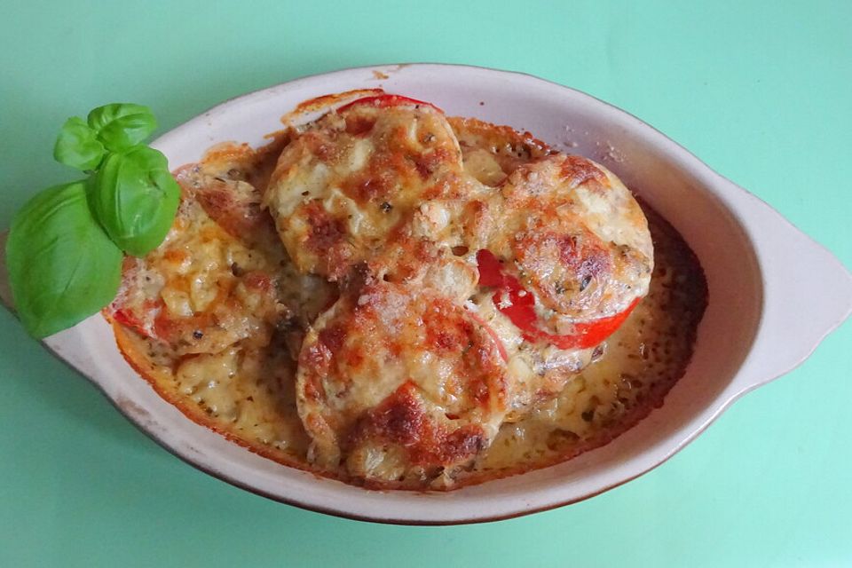 Überbackene Putenschnitzel mit Tomate und frischem Parmesan