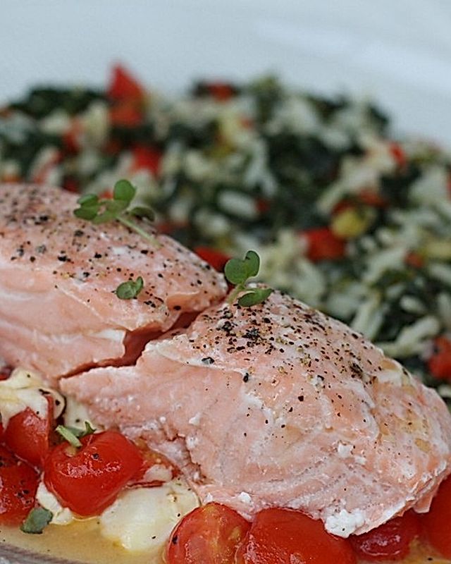 Gegrillter Lachs mit warmem Tomatensalat auf Spinatreis