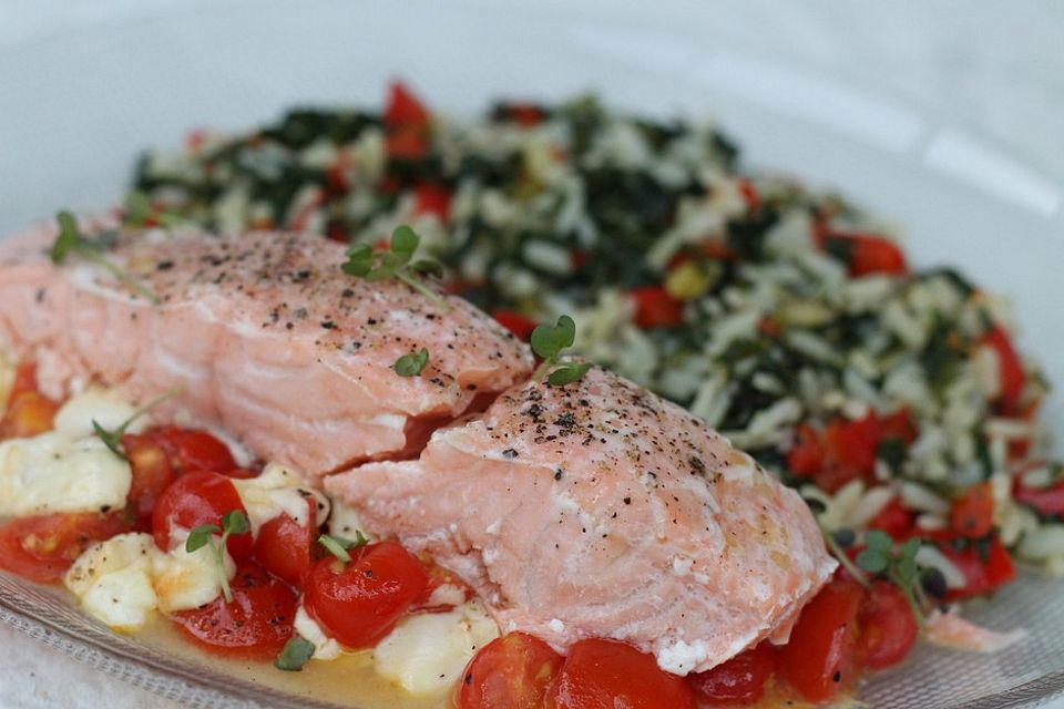 Gegrillter Lachs mit warmem Tomatensalat auf Spinatreis