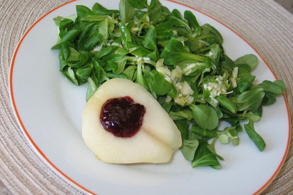 Feldsalat mit Birnen und Preiselbeeren