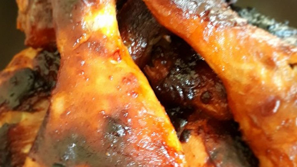 Lecker würzige Hähnchenkeulen (auch als Schenkel oder Chicken Wings ...