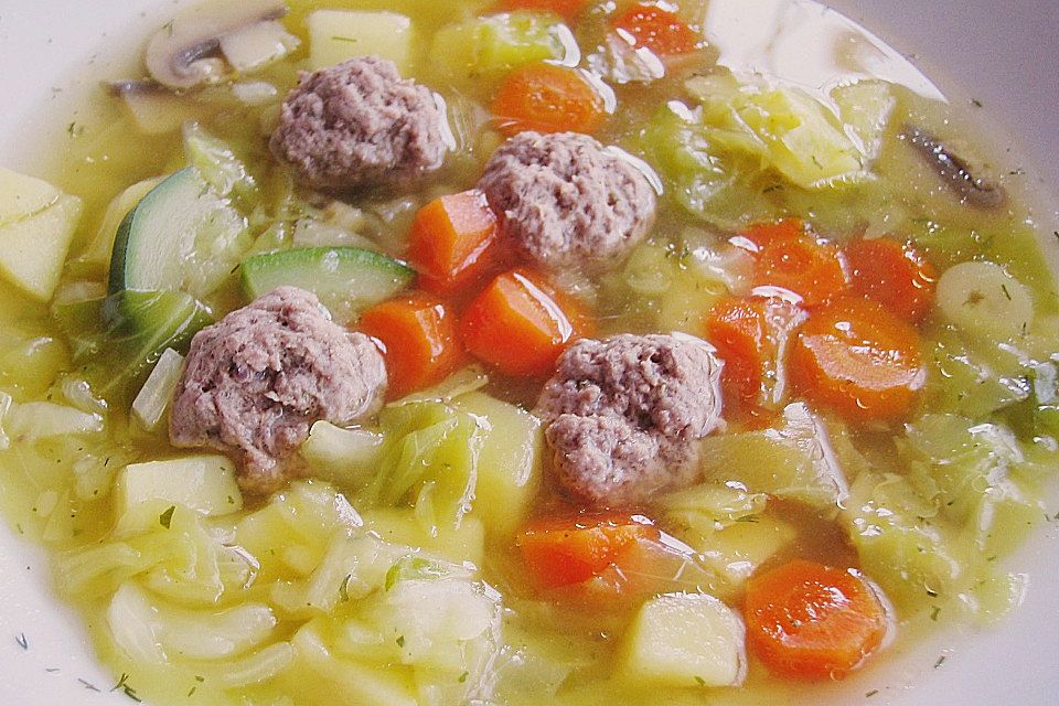 Kohlsuppe mit Kartoffeln und Fleischbällchen