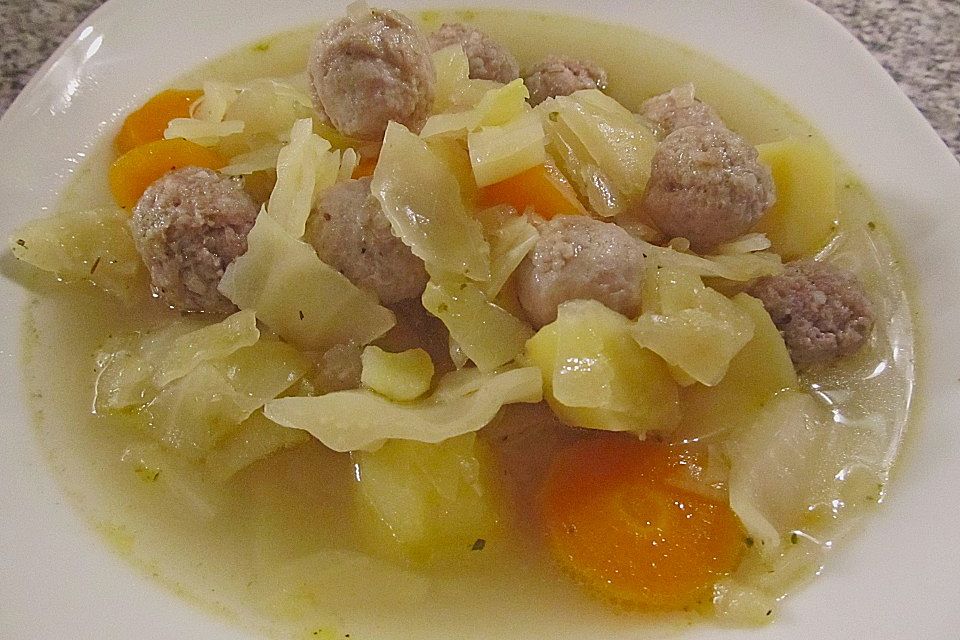 Kohlsuppe mit Kartoffeln und Fleischbällchen