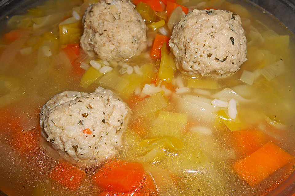 Kohlsuppe mit Kartoffeln und Fleischbällchen