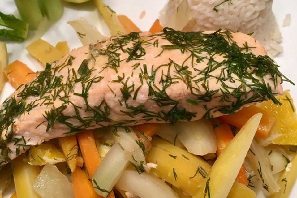 Sanft gegarter Lachs auf Möhren-Orangen-Fenchel-Gemüse