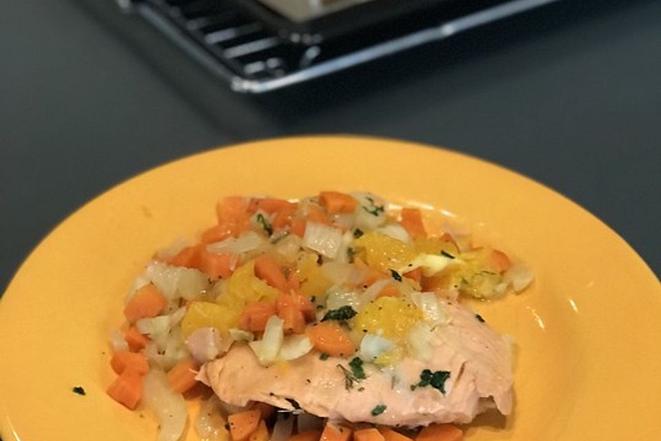 Sanft gegarter Lachs auf Möhren-Orangen-Fenchel-Gemüse