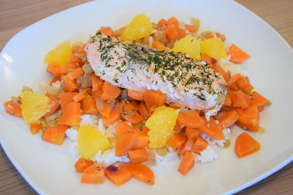 Sanft gegarter Lachs auf Möhren-Orangen-Fenchel-Gemüse