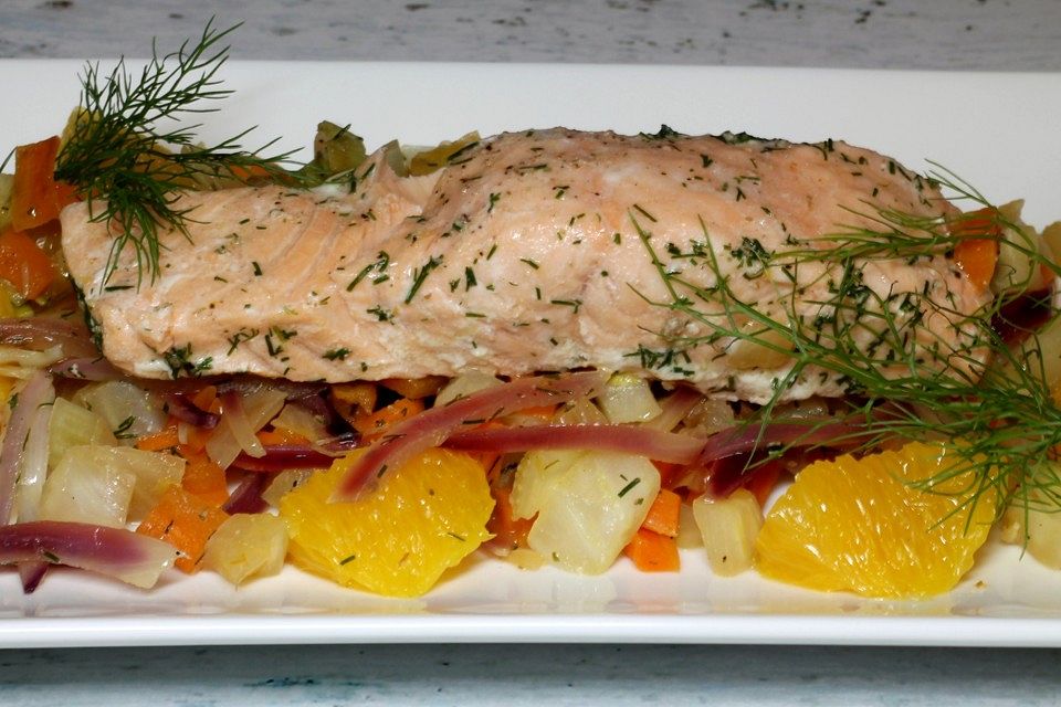 Sanft gegarter Lachs auf Möhren-Orangen-Fenchel-Gemüse