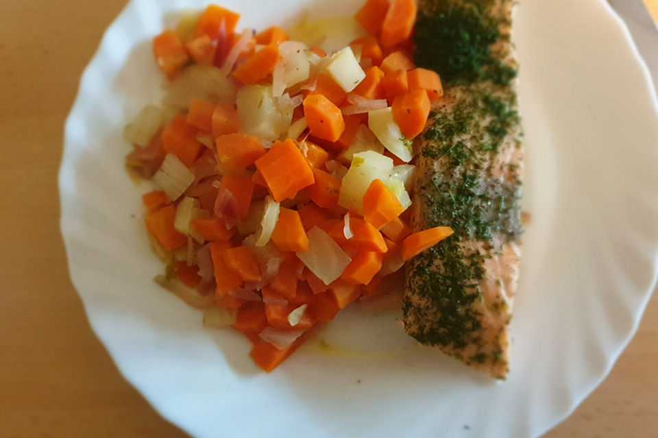 Sanft gegarter Lachs auf Möhren-Orangen-Fenchel-Gemüse