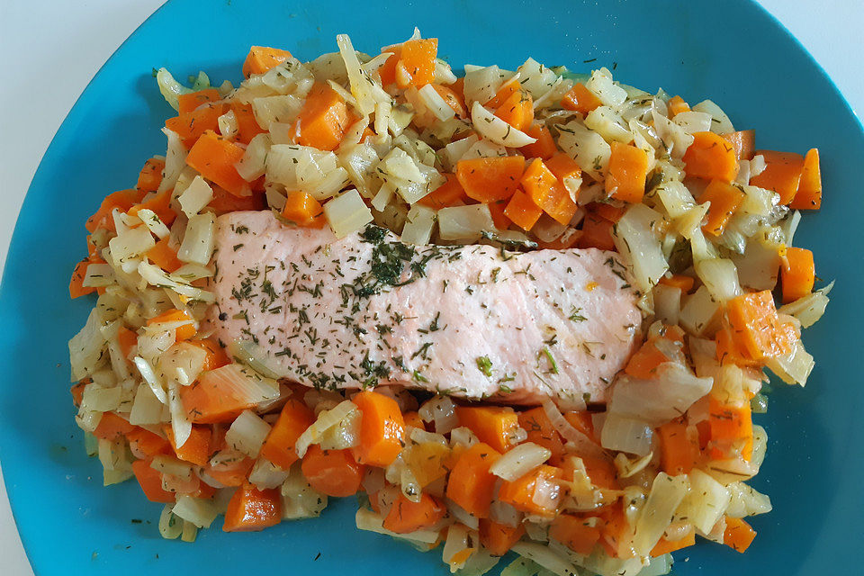 Sanft gegarter Lachs auf Möhren-Orangen-Fenchel-Gemüse