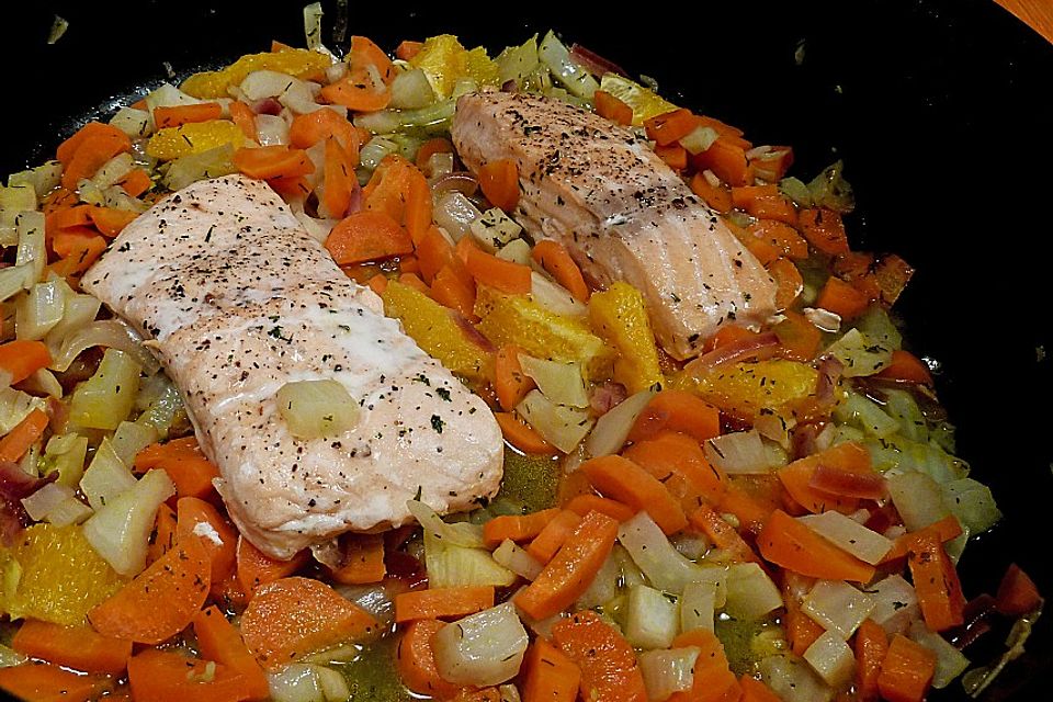 Sanft gegarter Lachs auf Möhren-Orangen-Fenchel-Gemüse