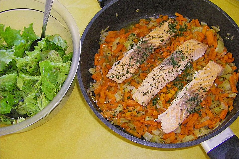 Sanft gegarter Lachs auf Möhren-Orangen-Fenchel-Gemüse