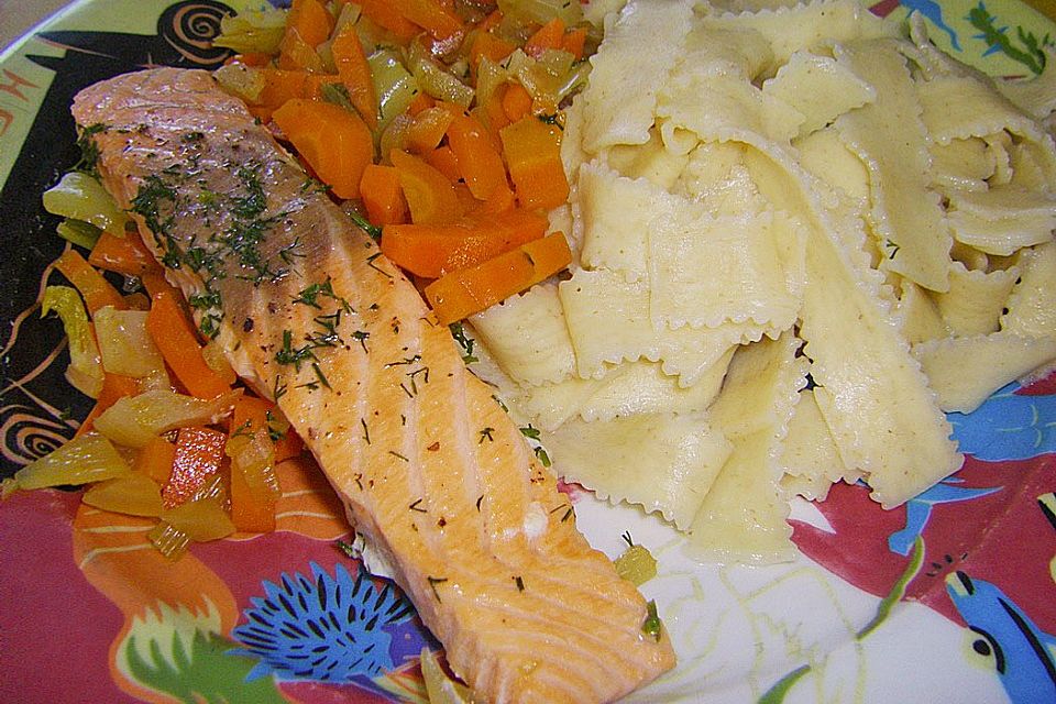 Sanft gegarter Lachs auf Möhren-Orangen-Fenchel-Gemüse