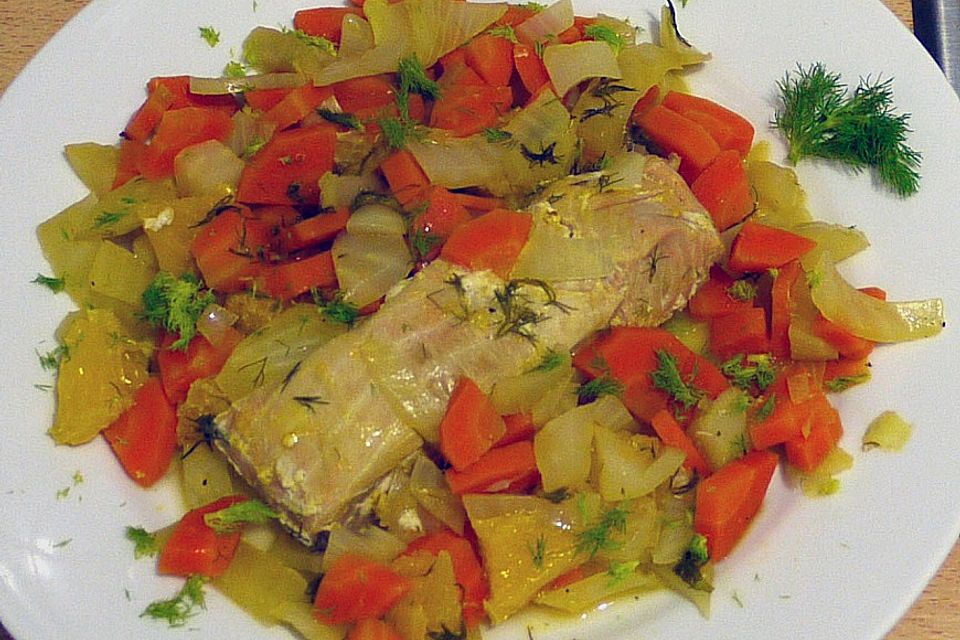 Sanft gegarter Lachs auf Möhren-Orangen-Fenchel-Gemüse