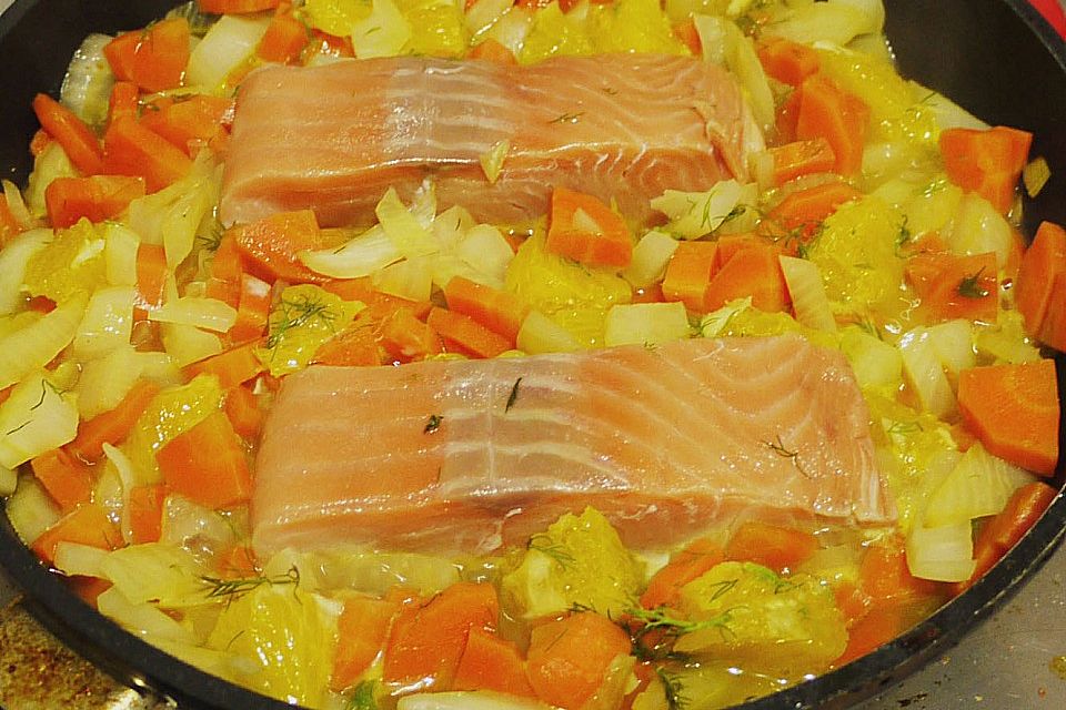 Sanft gegarter Lachs auf Möhren-Orangen-Fenchel-Gemüse