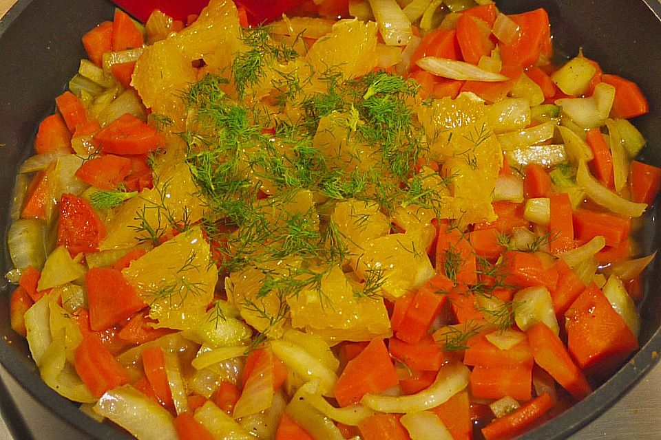 Sanft gegarter Lachs auf Möhren-Orangen-Fenchel-Gemüse