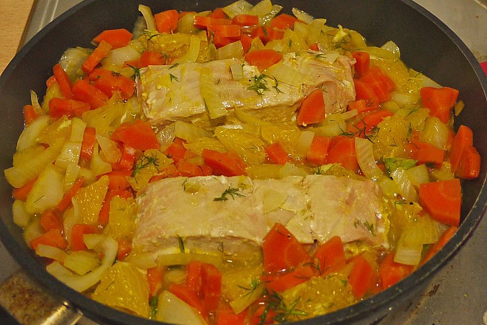 Sanft gegarter Lachs auf Möhren-Orangen-Fenchel-Gemüse