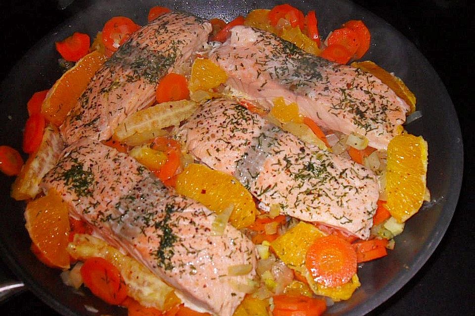 Sanft gegarter Lachs auf Möhren-Orangen-Fenchel-Gemüse