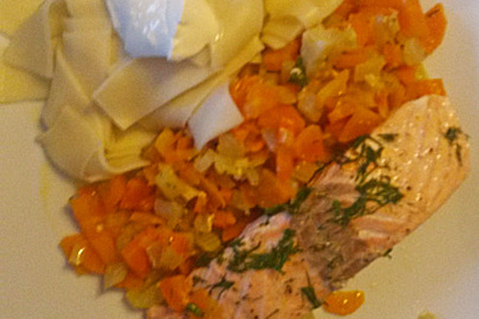 Sanft gegarter Lachs auf Möhren-Orangen-Fenchel-Gemüse