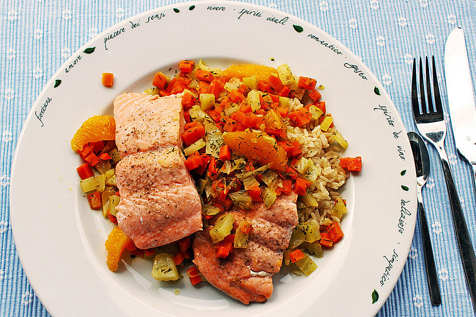 Sanft gegarter Lachs auf Möhren-Orangen-Fenchel-Gemüse