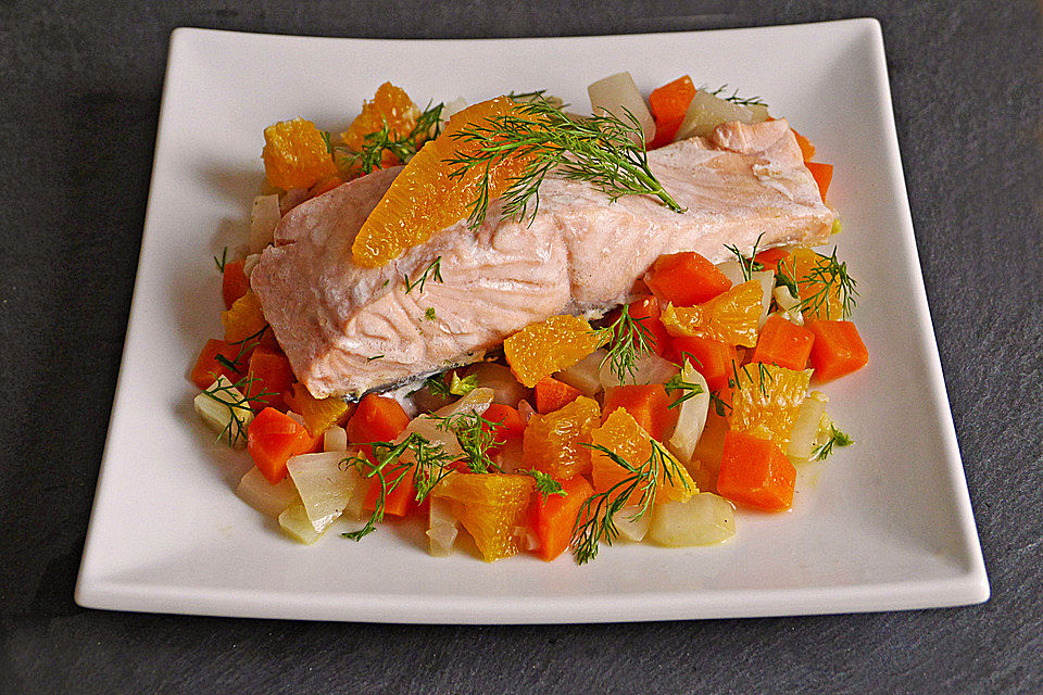 Sanft gegarter Lachs auf Möhren-Orangen-Fenchel-Gemüse