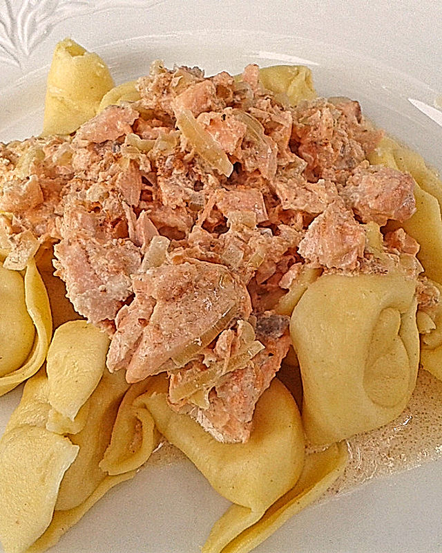 Tortelloni mit Lachs - Sahne - Sauce