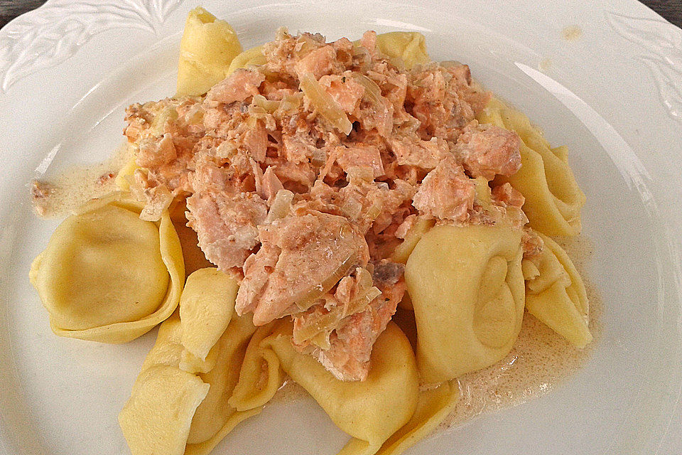 Tortelloni mit Lachs - Sahne - Sauce