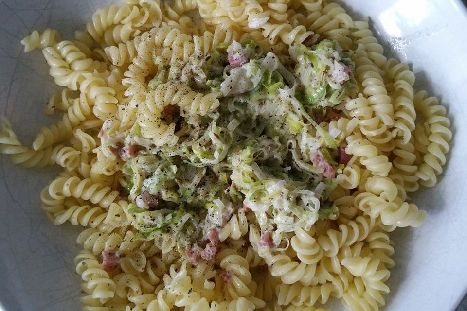 Pasta mit Lauch und Kümmel