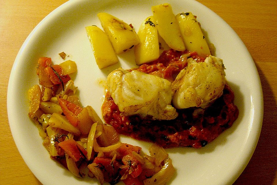 Seeteufel an Tomatenconcassée mit Paprika - Fenchelgemüse und eingelegten Kartoffeln