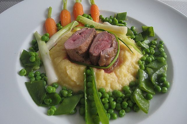 Barberie - Entenbrust auf Steckrübenpüree mit Erbsen- und Wurzelgemüse ...