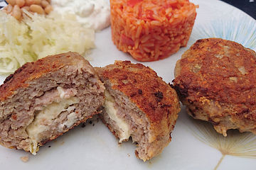 Griechische Hackbällchenspieße mit Fetakern und Tomatenreis