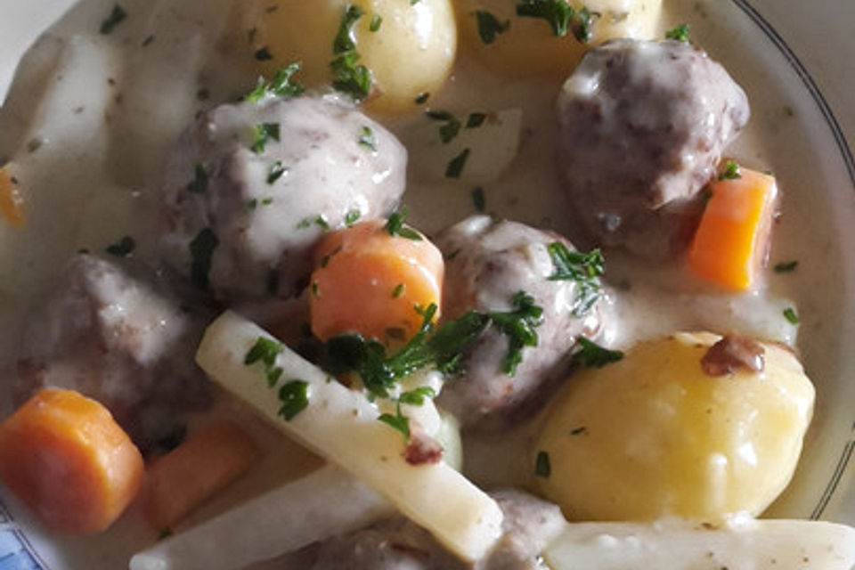 Kohlrabieintopf mit Kartoffeln und Rinderhackklößchen