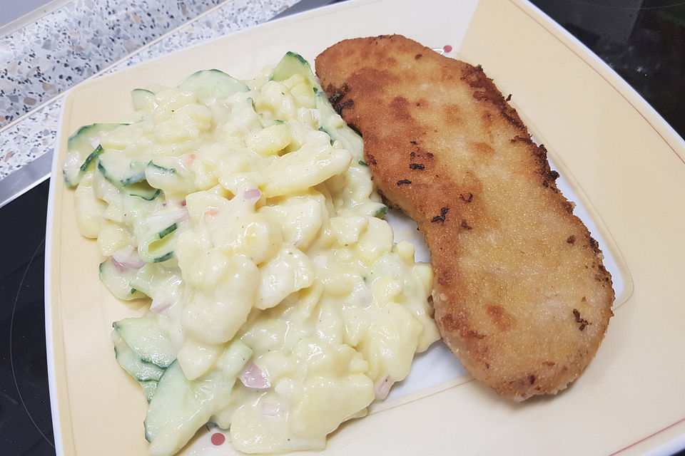 Wiener Schnitzel mit Kartoffel - Gurken - Salat