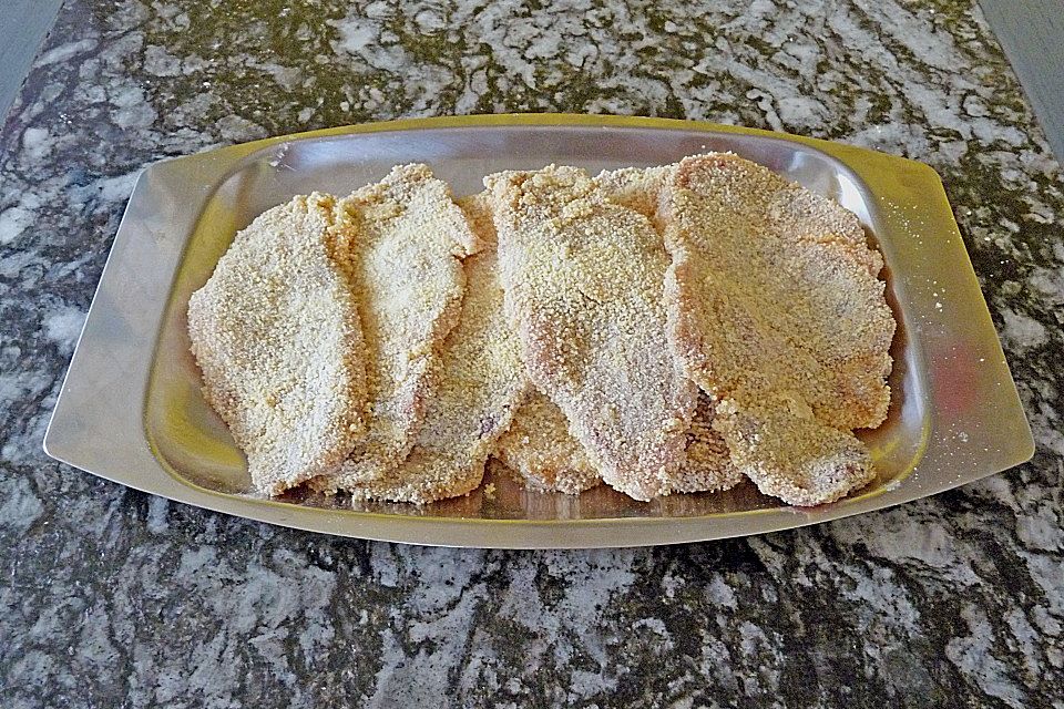 Wiener Schnitzel mit Kartoffel - Gurken - Salat