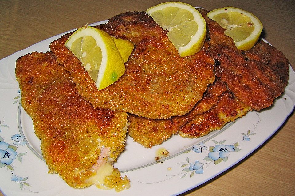 Wiener Schnitzel mit Kartoffel - Gurken - Salat