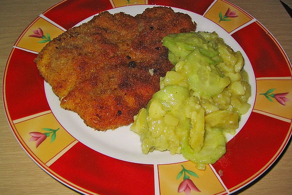 Wiener Schnitzel mit Kartoffel - Gurken - Salat