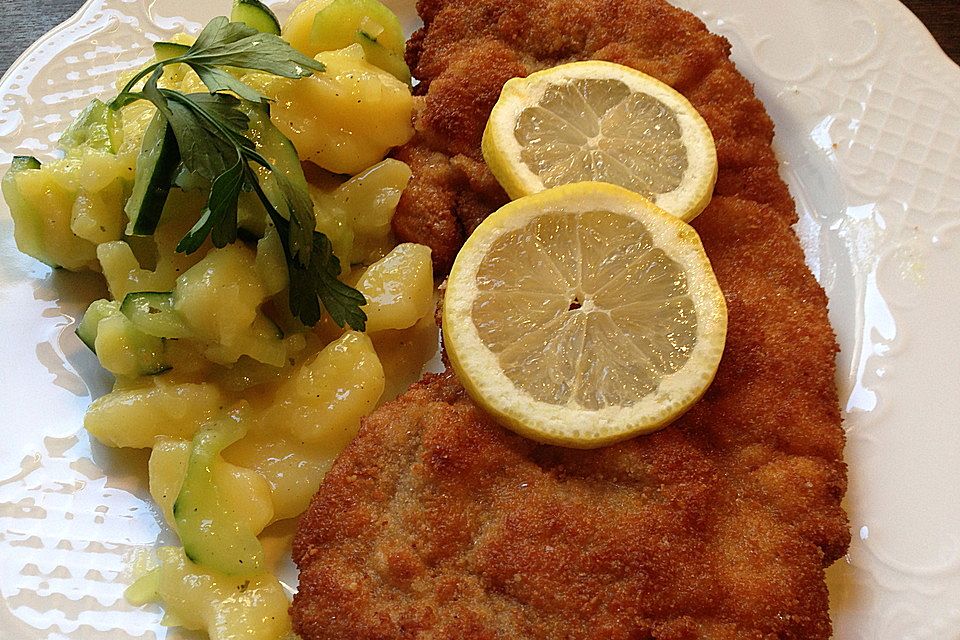 Wiener Schnitzel mit Kartoffel - Gurken - Salat