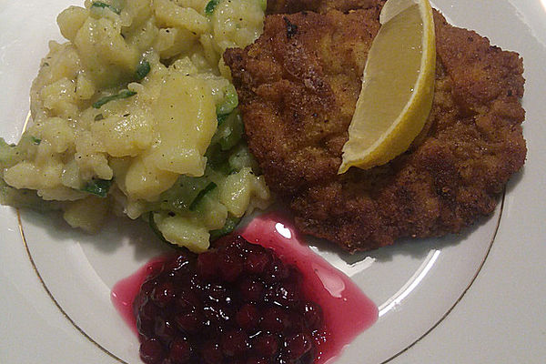 Wiener Schnitzel mit Kartoffel - Gurken - Salat von McMoe | Chefkoch